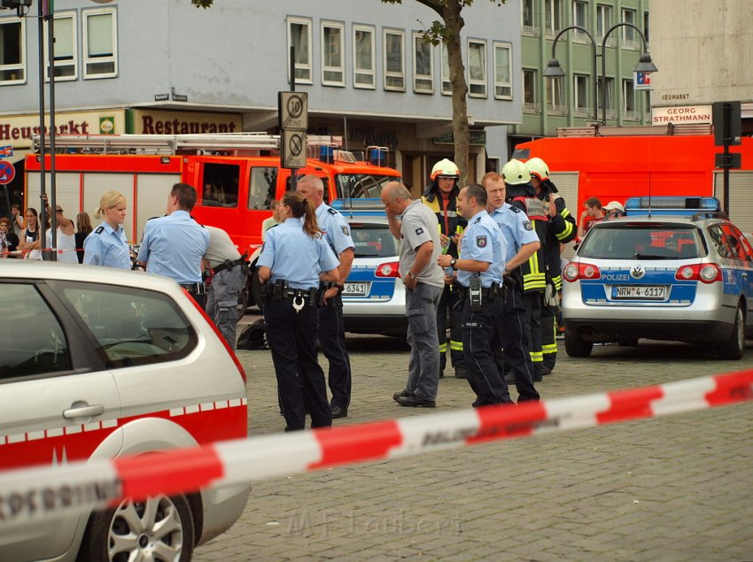 2 Denkmalkletterer hielten Feuerwehr und Polizei in Trapp Koeln Heumarkt P150.JPG